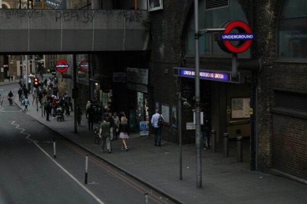 What is the student-to-faculty ratio at the University of the Arts London?