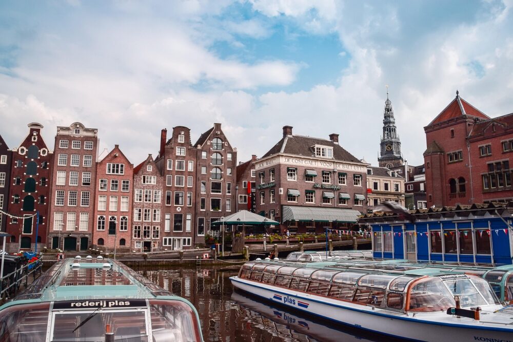 What is the tuition fee for non-EU students at Amsterdam University College?