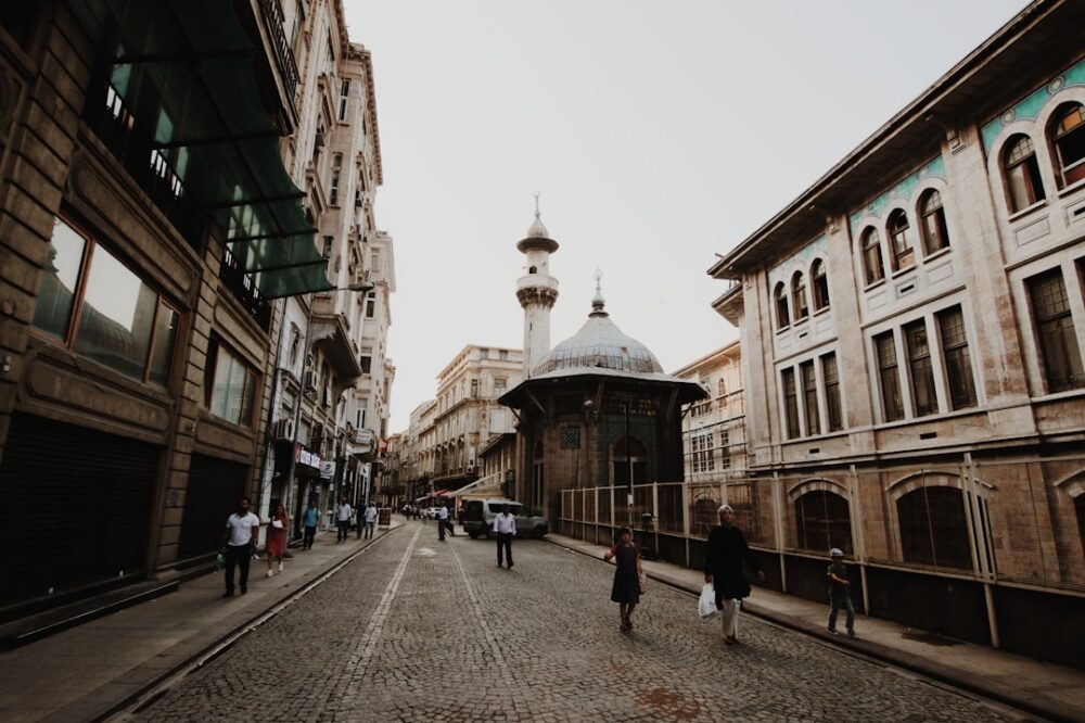 What is the tuition fee refund policy at Istanbul universities?