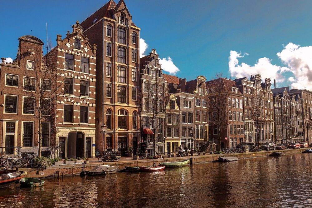 What is the weather like in Amsterdam for students?