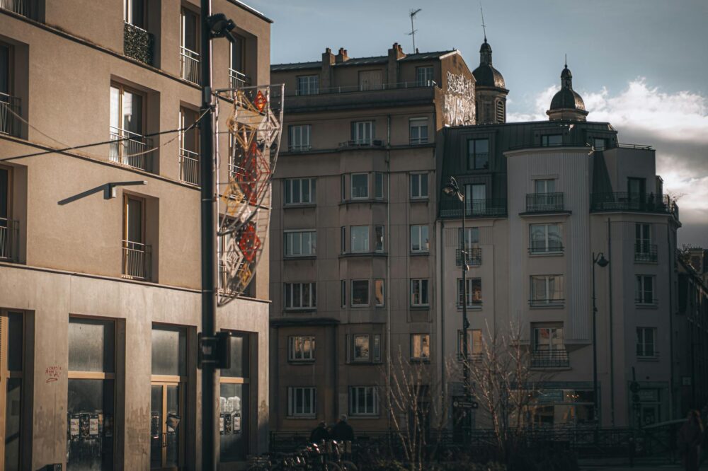 What student associations are active in Lyon?