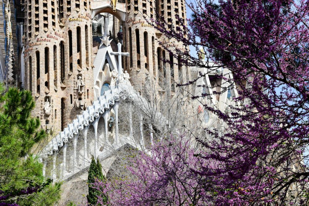 What traditional foods are eaten during spring in Barcelona?
