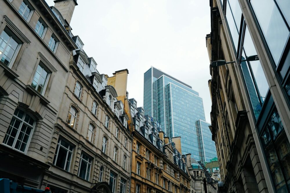 Where do solo travelers stay in London for royal attractions?