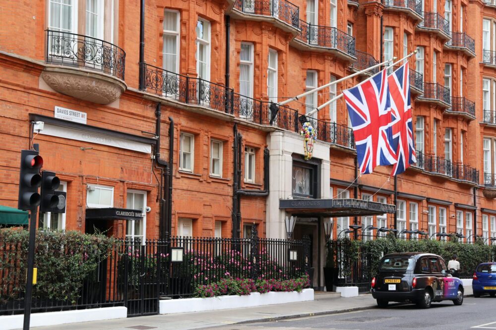 Where do solo travelers stay in London for shopping?