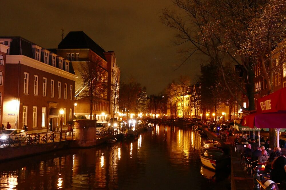 Where to find cafes in Amsterdam with a fireplace in 2026?