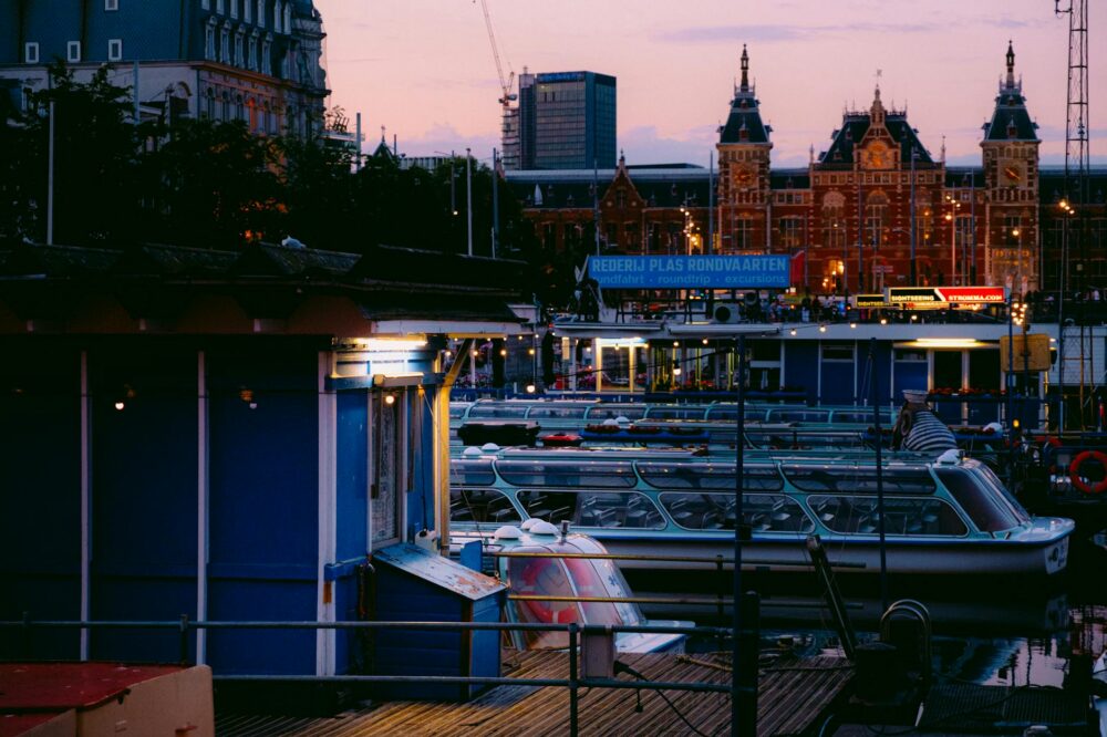 Where to find late-night cafes in Amsterdam in 2026?