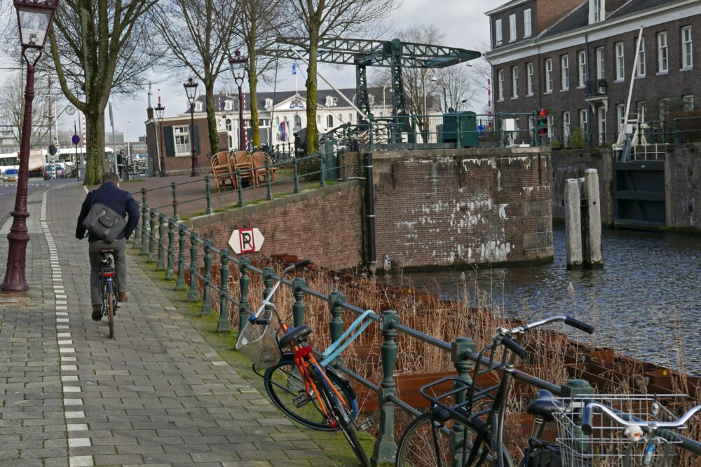 Which 4 star hotels in Amsterdam have a library?