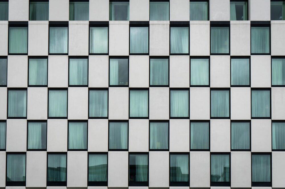 Which 4 star hotels in Amsterdam offer luggage storage?