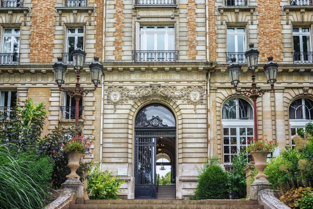 Which 5 star hotels in Barcelona offer spa services?