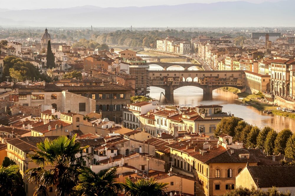 Which 5 star hotels in Florence are closest to the Uffizi Gallery?