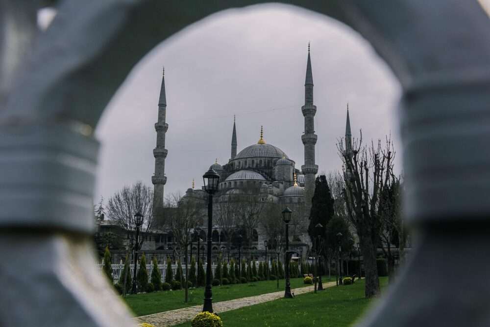 Which 5-star hotels in Istanbul offer free breakfast?