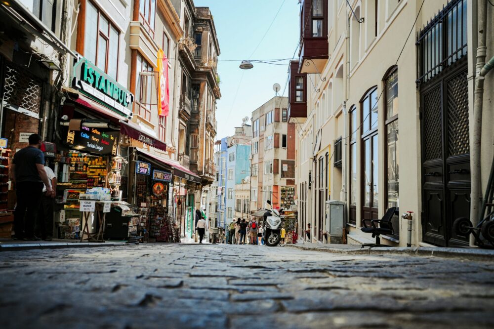 Which 5-star hotels in Istanbul offer free parking?