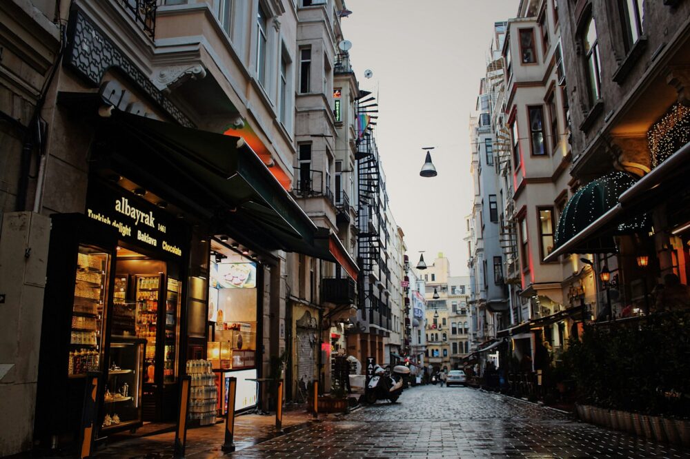 Which 5-star hotels in Istanbul offer guided city tours?