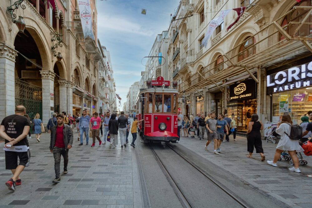 Which 5-star hotels in Istanbul offer in-room spa treatments?