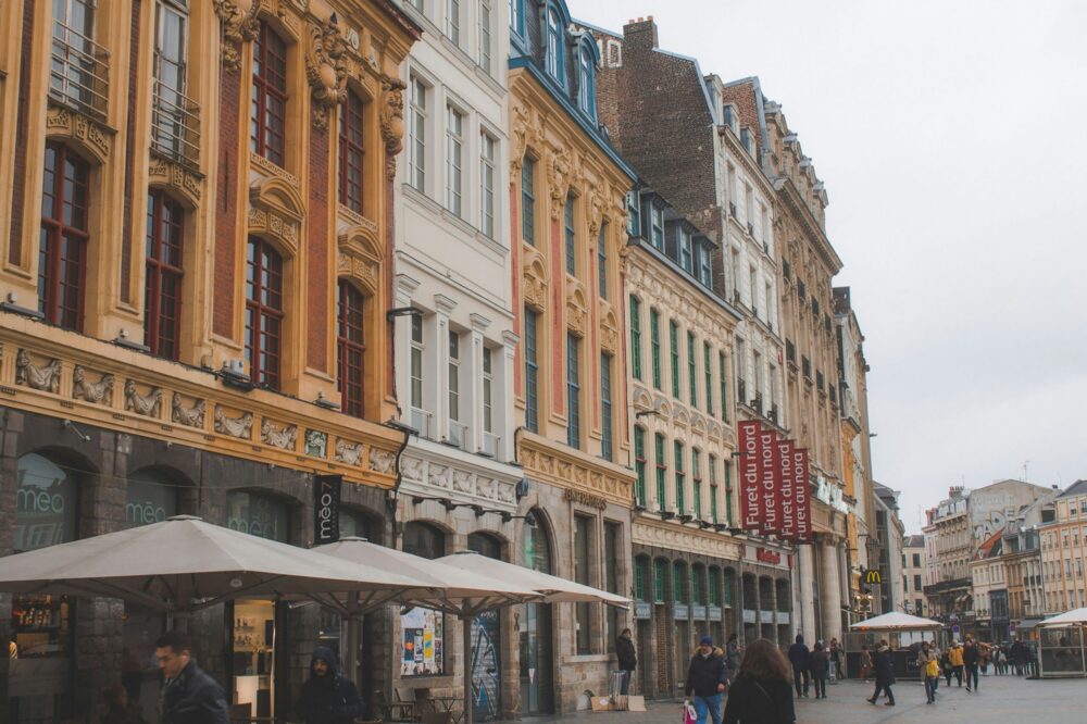 Which 5 star hotels in Lille have a piano bar?