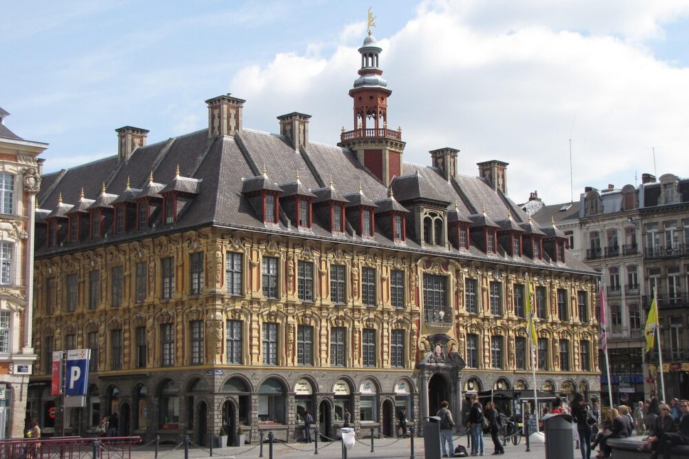 Which 5 star hotels in Lille have executive lounges?
