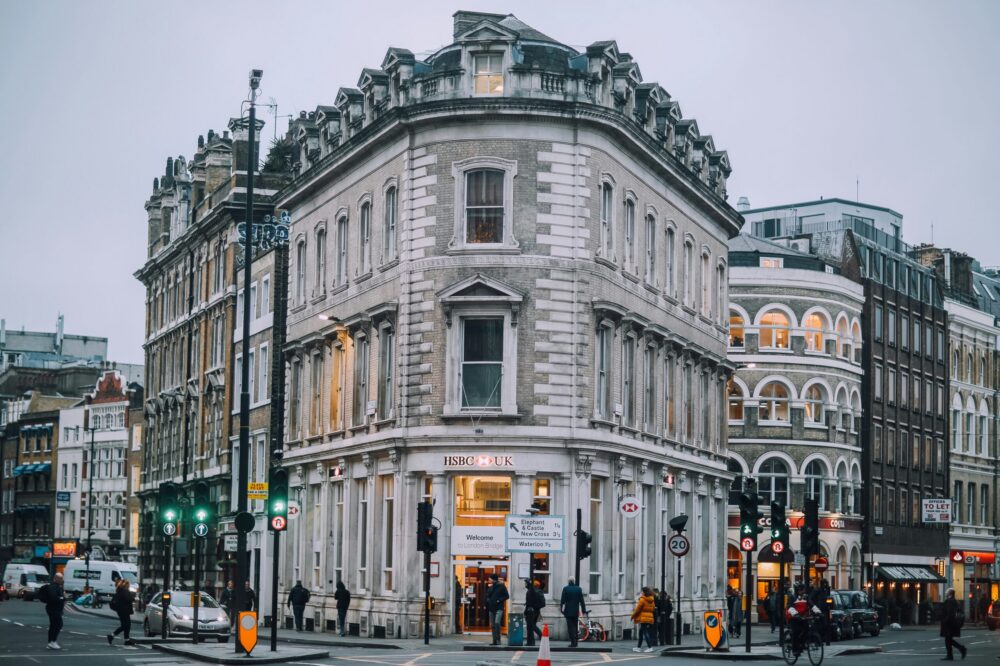 Which 5-star hotels in London are near Buckingham Palace?