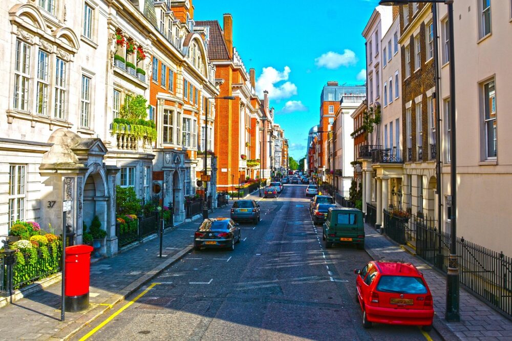 Which 5-star hotels in London offer airport transfers?