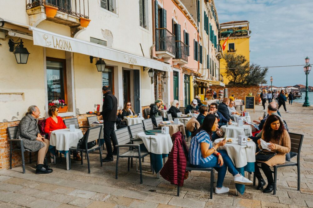 Which 5 star hotels in Montpellier have the best location for shopping?