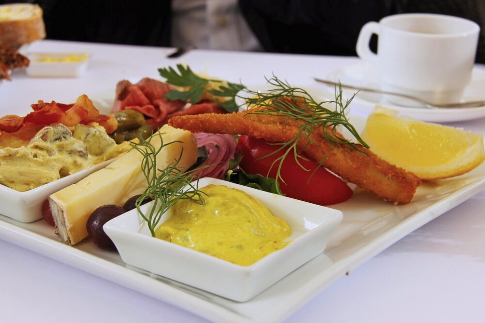 Which 5 star hotels in Montpellier offer private dining experiences?