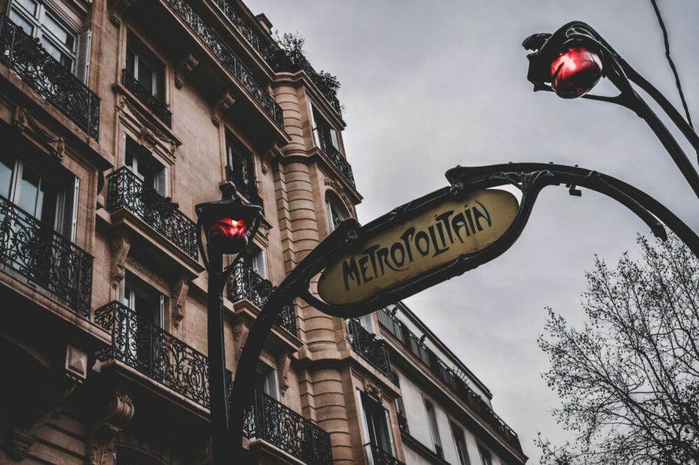 Which 5 star hotels in Paris offer limousine service?