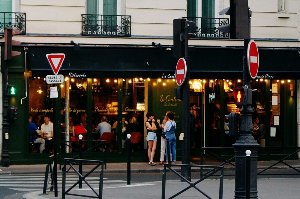 Which 5 star hotels in Paris offer private dining?