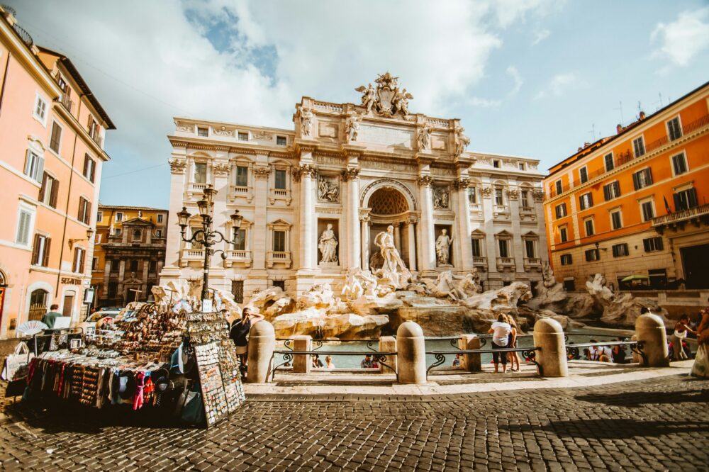 Which 5-star hotels in Rome offer late checkout?