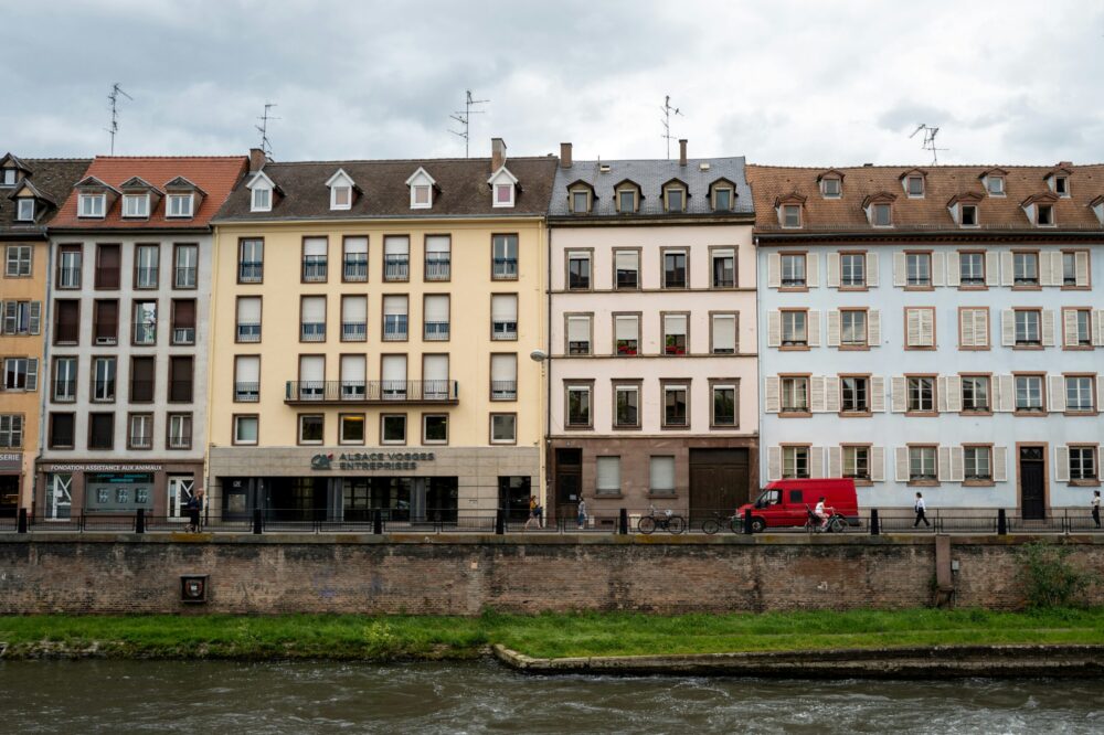 Which 5 star hotels in Strasbourg have a pool?