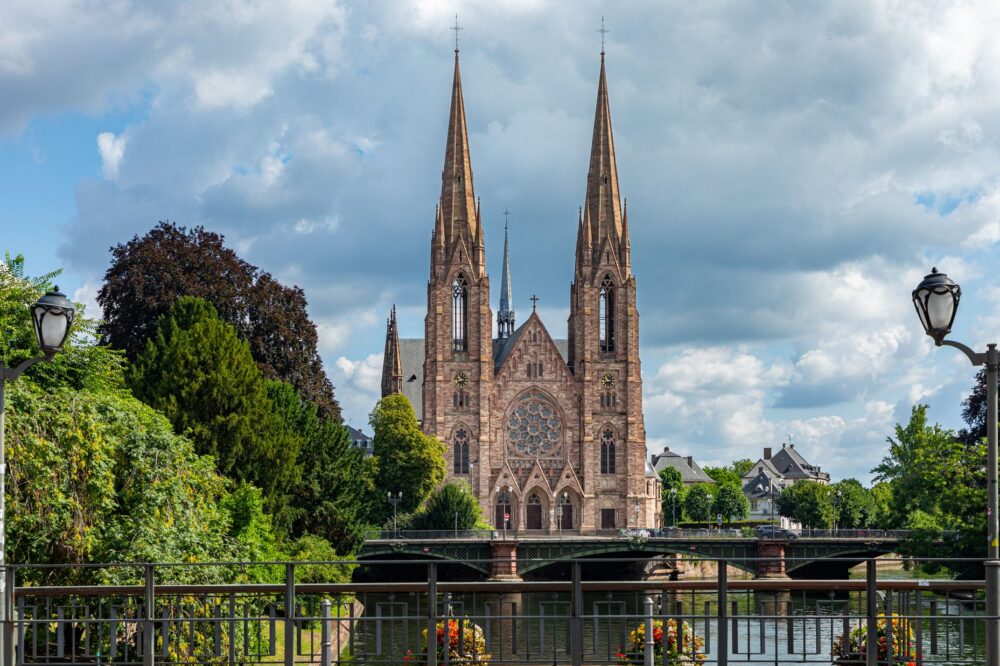 Which 5 star hotels in Strasbourg offer a cooking class?