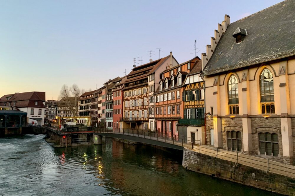 Which 5 star hotels in Strasbourg offer a free city map?