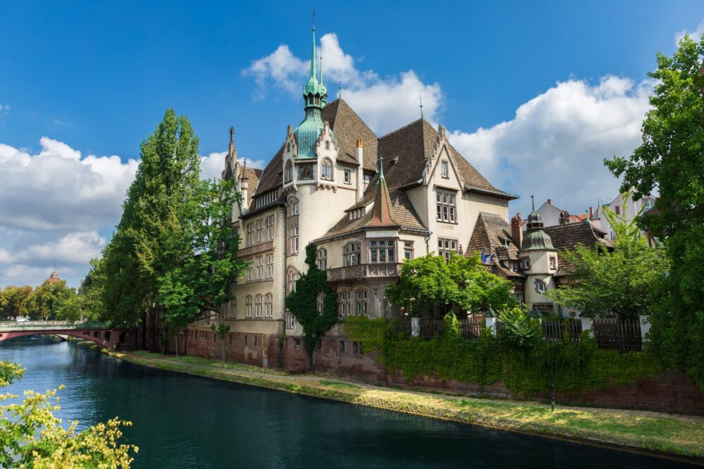 Which 5 star hotels in Strasbourg offer a free shuttle?