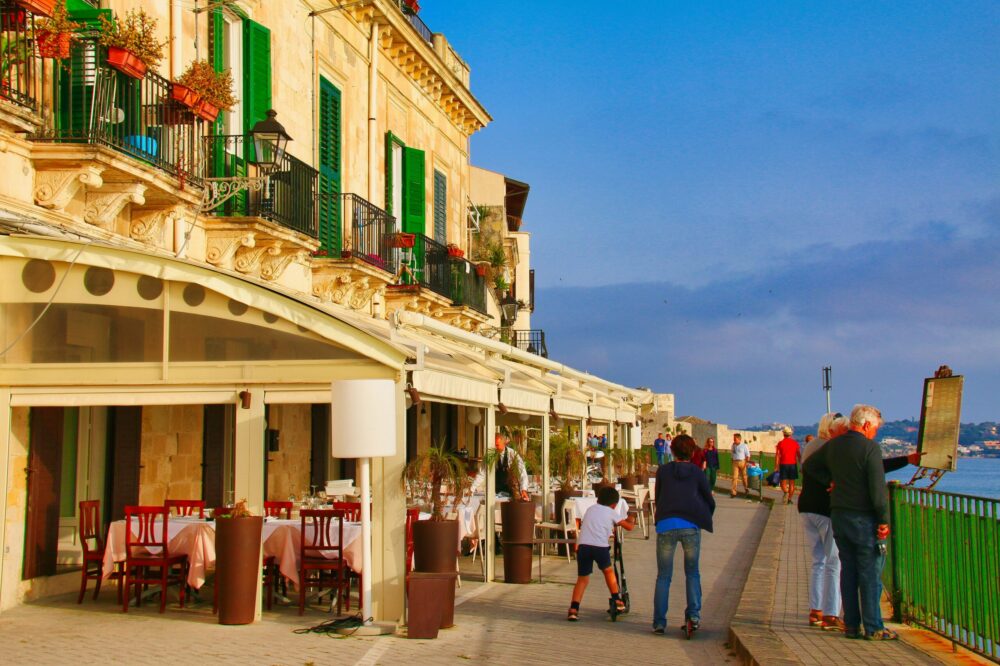 Which 5-star hotels in Toulouse are near the Pont Neuf?