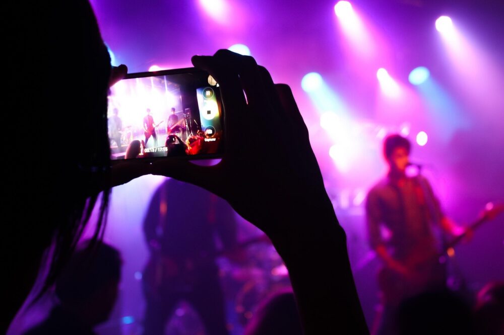 Which 5 star hotels in Toulouse have live music?