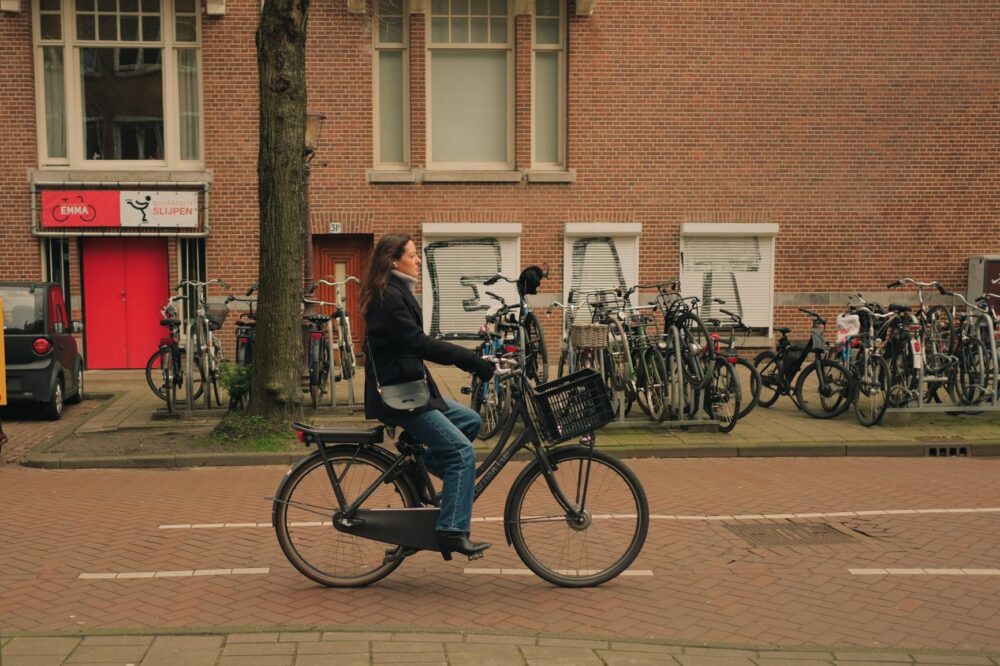 Which Amsterdam cafes offer oat milk lattes in 2026?