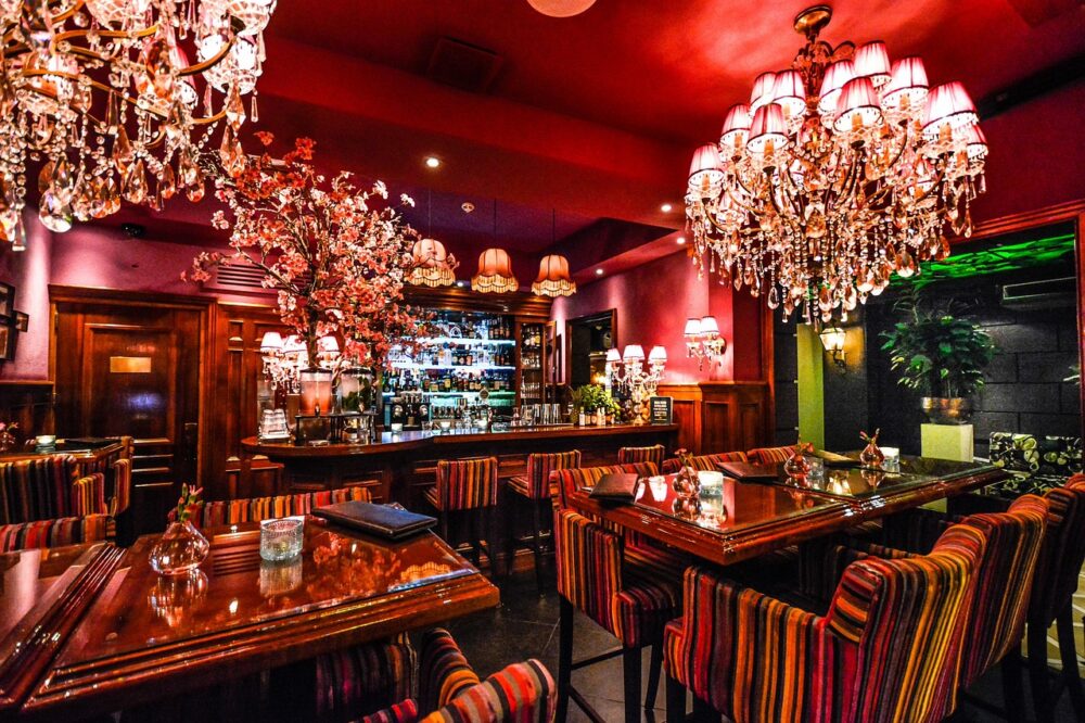 Which budget hotels in Amsterdam are near the A'DAM Lookout?