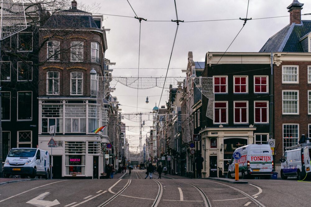 Which budget hotels in Amsterdam are near the Anne Frank House?