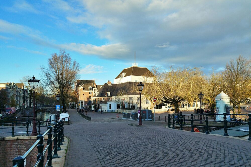 Which budget hotels in Amsterdam are near the Moco Museum?