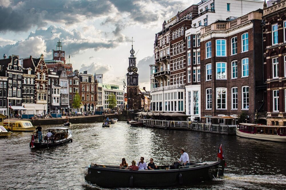 Which budget hotels in Amsterdam have a 24-hour gym?