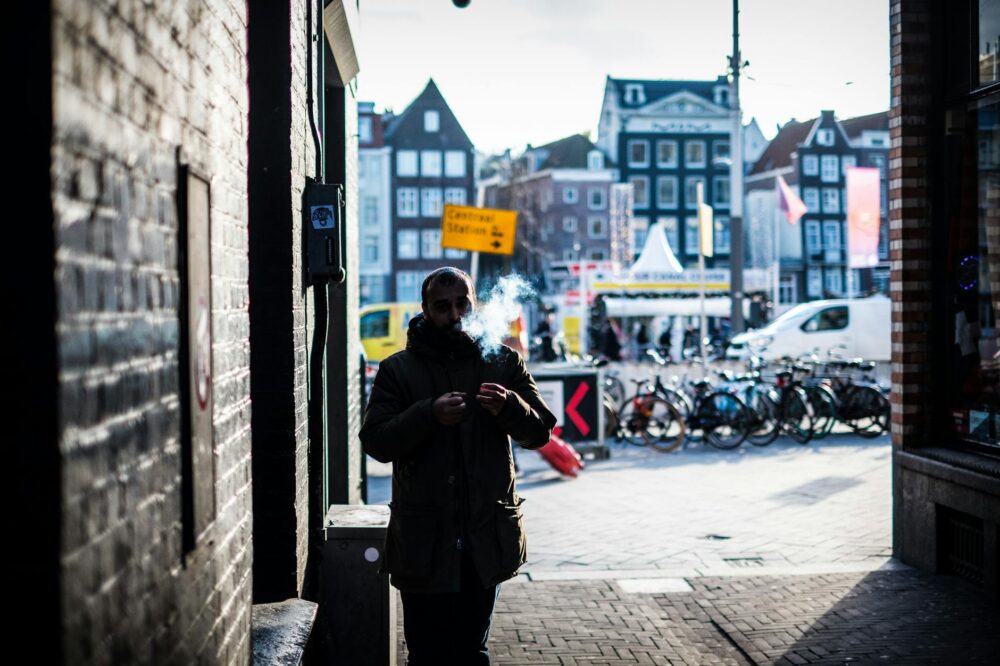 Which budget hotels in Amsterdam have a business center?