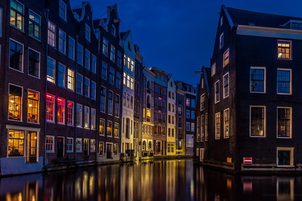 Which budget hotels in Amsterdam have a concierge service?