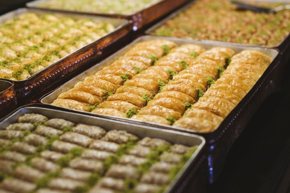 Which budget hotels in Amsterdam offer a free breakfast buffet?