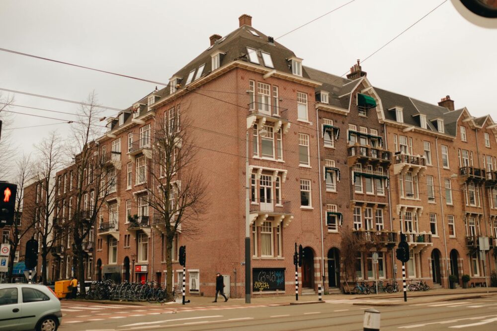 Which budget hotels in Amsterdam offer a free city guide?