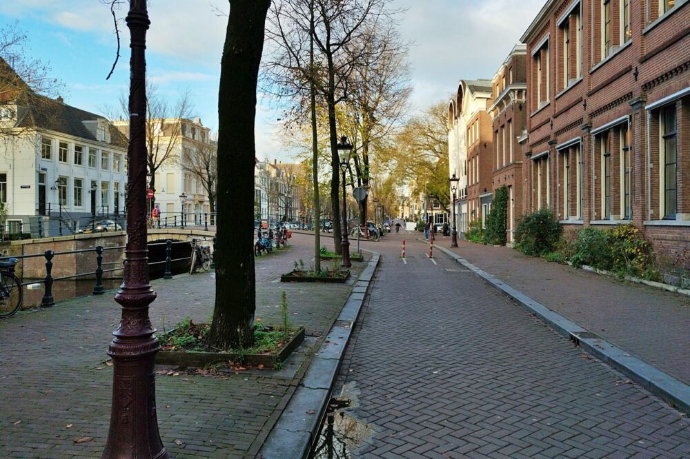 Which budget hotels in Amsterdam offer laundry facilities?
