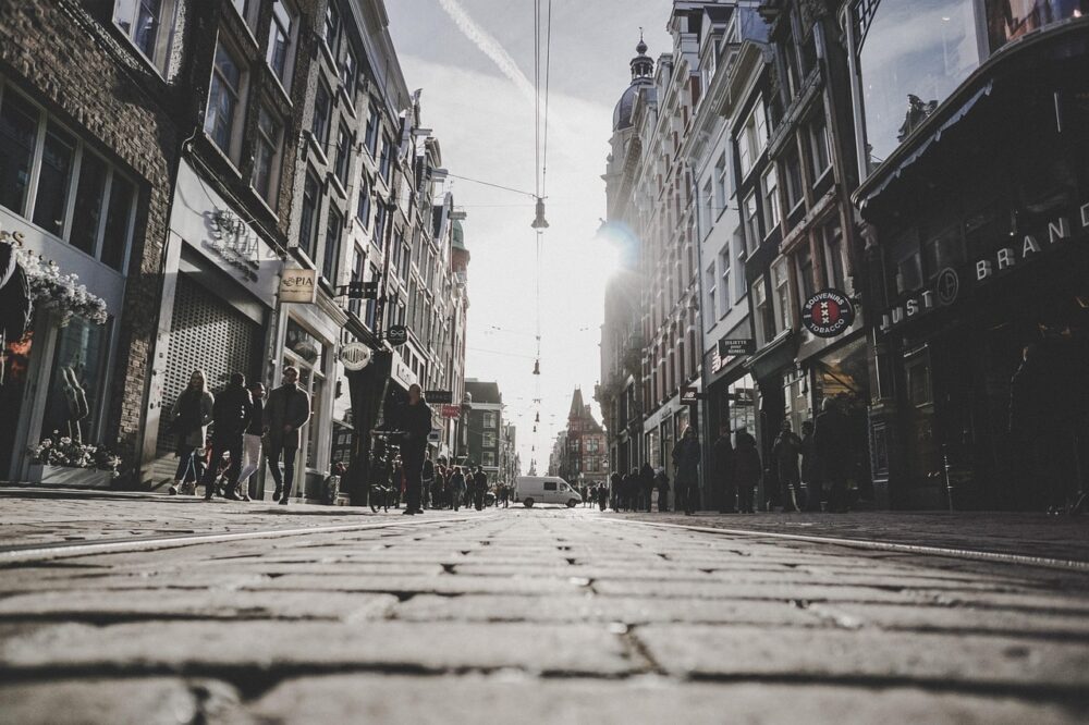 Which budget hotels in Amsterdam offer luggage storage?
