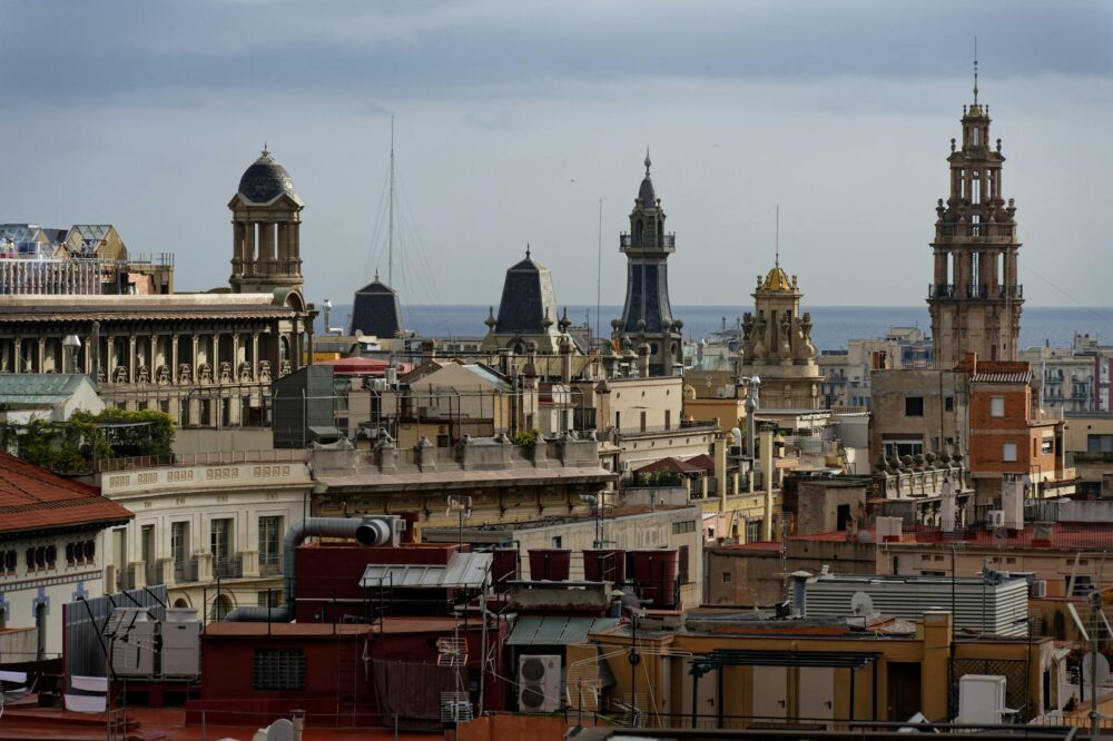 Which budget hotels in Barcelona are close to the beach?