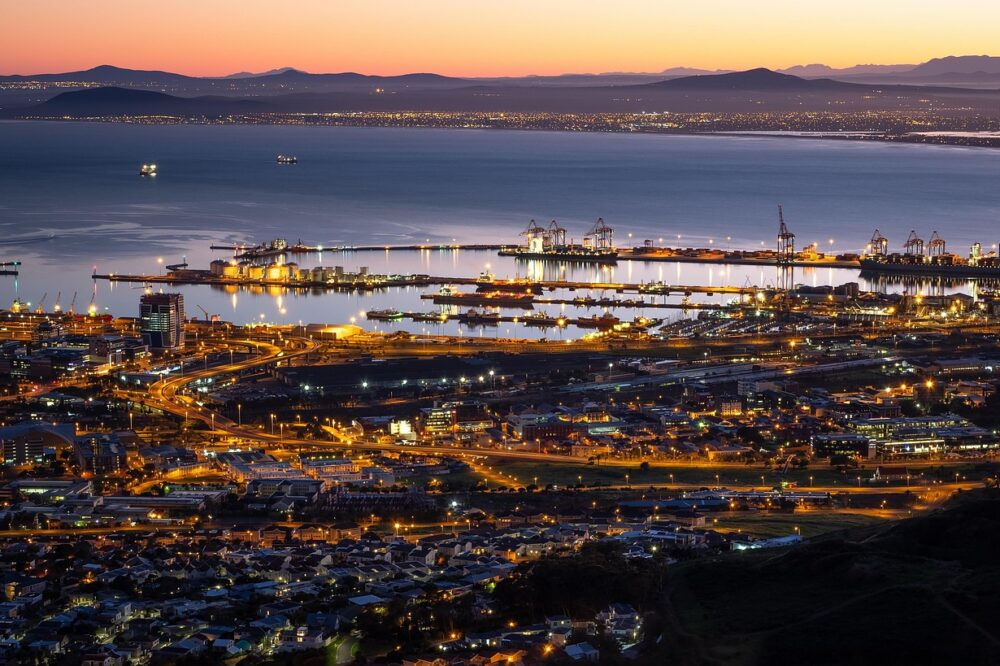 Which budget hotels in Barcelona are near the beach?