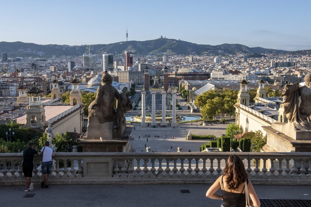 Which budget hotels in Barcelona are near the Gothic Quarter?