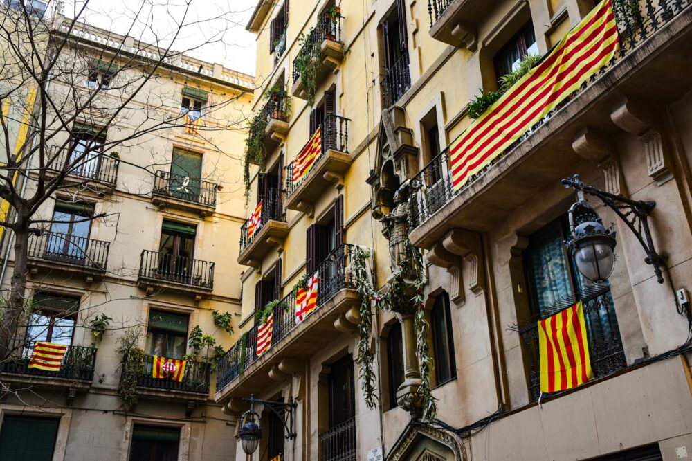Which budget hotels in Barcelona are near the marina?