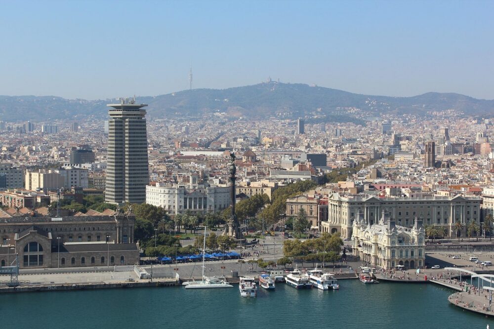 Which budget hotels in Barcelona are near the port?