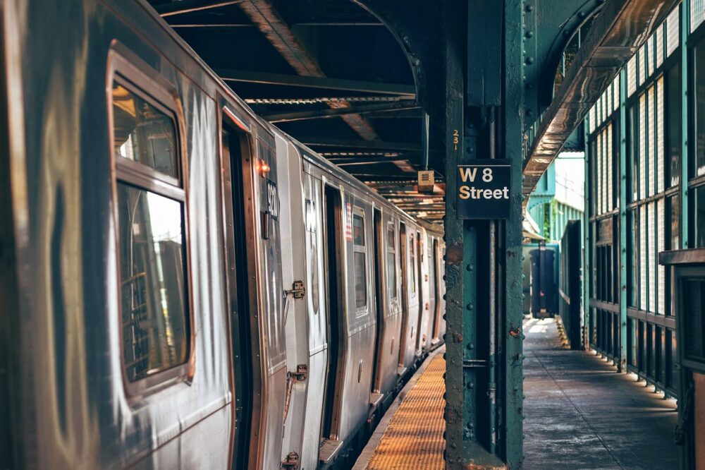 Which budget hotels in Barcelona are near the train station?